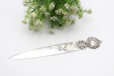 Abre cartas em prata lisa adornada com cabo em alto relevo e cartela 